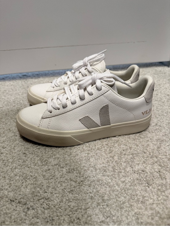 Veja Shoes - NEW Veja Women’s V-10 Sneakers in White and Cream